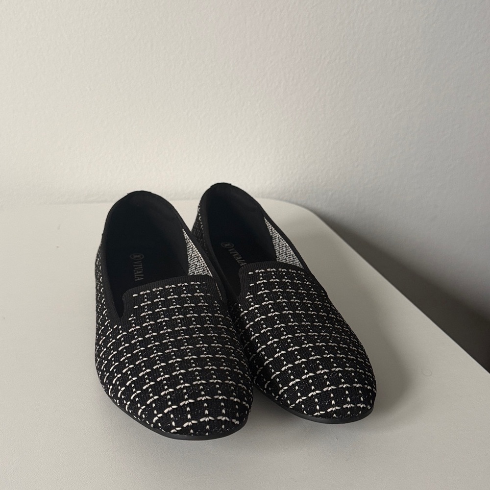 Round-Toe Woven Knit Loafer (Audrey) size 38.5 US size 7.5 black white